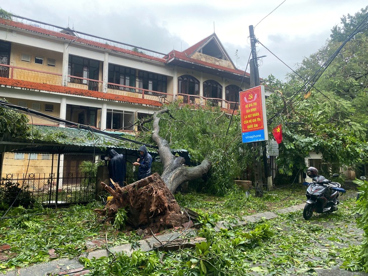 Nhiều tỉnh, thành tiếp tục cho học sinh nghỉ học để khắc phục hậu quả bão số 3 - Ảnh 1.