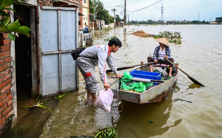 Vợ chồng người chài lưới cứu 2 người trên chiếc ô tô bị nước cuốn ở Hà Nội - Ảnh 7.