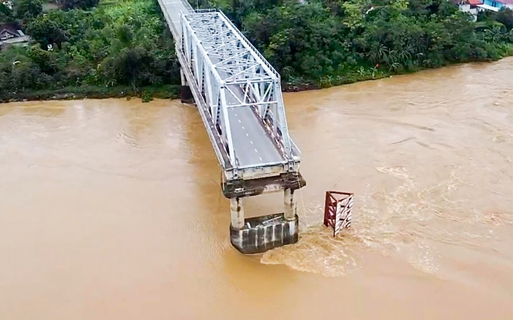 Nước lũ kéo đổ trụ T7 làm sập 2 nhịp chính cầu Phong Châu - Ảnh 16.