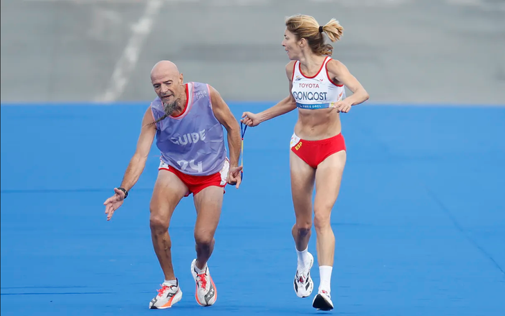 Nhà vô địch Paralympic 2024 gây chú ý với bộ răng ‘ma cà rồng’ - Ảnh 2.