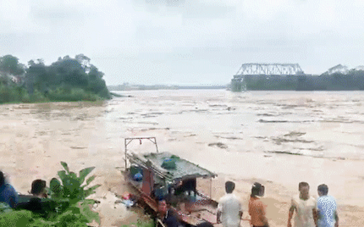 Tiếp nhận ba nạn nhân đầu tiên trong vụ sập cầu Phong Châu, Phú Thọ - Ảnh 3.