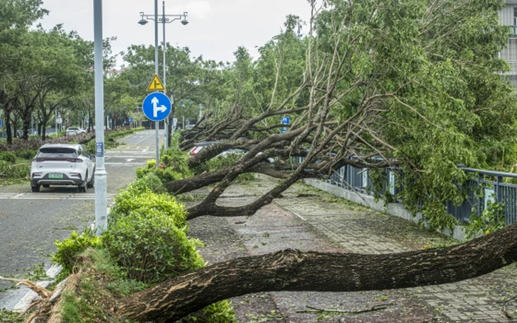 Bão Yagi gây mưa lũ ở Lào, người dân phải leo lên mái nhà - Ảnh 2.