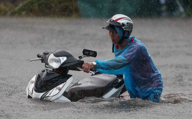 Cứu bé gái ở Quảng Ninh mắc kẹt gần 3 tiếng đồng hồ do sạt lở  - Ảnh 3.