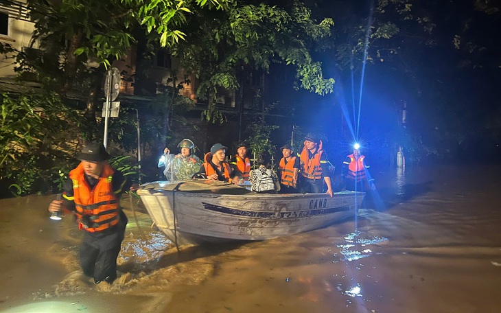 Lũ trên sông Hồng đang lên nhanh, cảnh báo ngập lụt ven sông ở Lào Cai, Yên Bái - Ảnh 1.