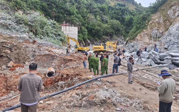 Chủ tịch tỉnh Kon Tum chỉ đạo tìm kiếm nạn nhân vụ sập giàn giáo đập thủy điện Đăk Mi 1 - Ảnh 7.