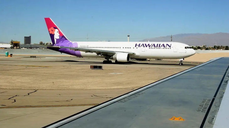 Khói bao trùm buồng lái, máy bay của Hawaiian Airlines phải quay đầu - Ảnh 1.