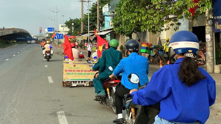 Chú xe ôm nhiều năm tự nguyện hút đinh nêu tín hiệu đáng mừng trên quốc lộ 1 - Ảnh 3.