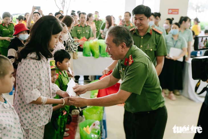 Bệnh nhi ung thư háo hức trải nghiệm làm chiến sĩ công an - Ảnh 2.