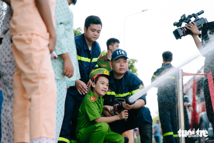 Bệnh nhi ung thư háo hức trải nghiệm làm chiến sĩ công an - Ảnh 1.