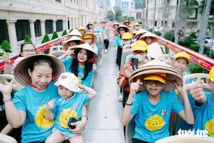 Quên cơn đau, bệnh nhi ung thư háo hức trải nghiệm xe buýt hai tầng và metro số 1 - Ảnh 1.