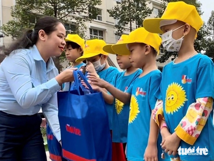 Quên cơn đau, bệnh nhi ung thư háo hức trải nghiệm xe buýt hai tầng và metro số 1 - Ảnh 6.