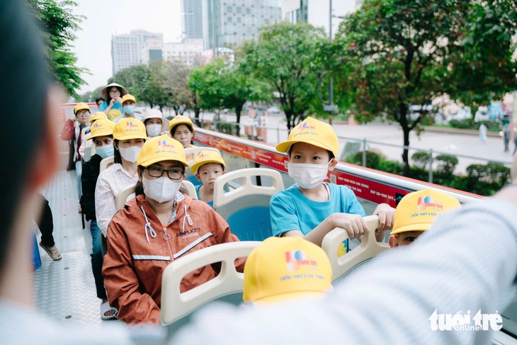 Quên cơn đau, bệnh nhi ung thư háo hức trải nghiệm xe buýt hai tầng và metro số 1 - Ảnh 6.