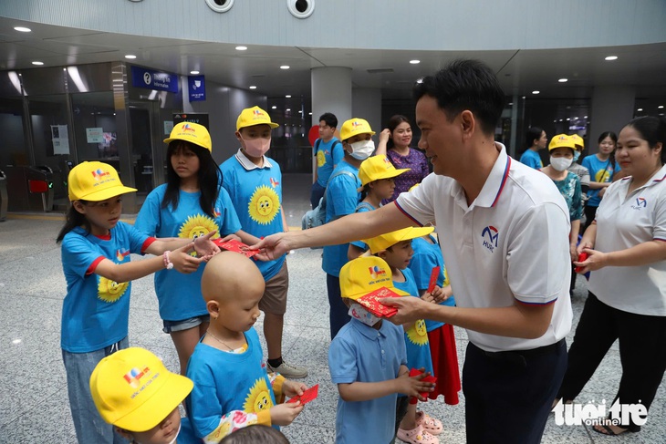 Quên cơn đau, bệnh nhi ung thư háo hức trải nghiệm xe buýt hai tầng và metro số 1 - Ảnh 9.