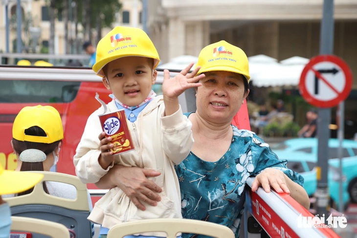 Quên cơn đau, bệnh nhi ung thư háo hức trải nghiệm xe buýt hai tầng và metro số 1 - Ảnh 11.