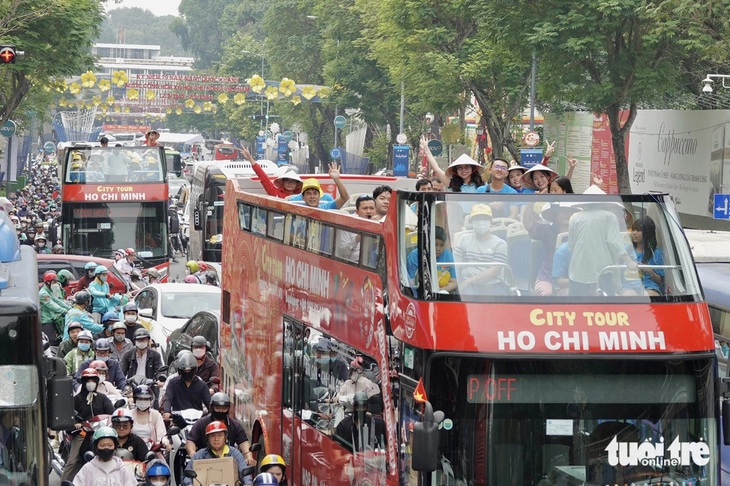 Quên cơn đau, bệnh nhi ung thư háo hức trải nghiệm xe buýt hai tầng và metro số 1 - Ảnh 13.