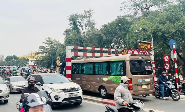 'Giải cứu' xe khách mắc kẹt trên cầu vượt ở Hà Nội - Ảnh 1.