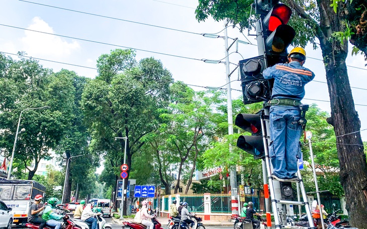 Gần Tết xe cộ đông, rẽ phải sợ bị phạt khiến kẹt xe càng nghiêm trọng - Ảnh 3.