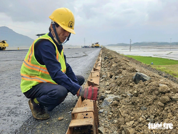 Cao tốc Chí Thạnh - Vân Phong thảm nhựa những đoạn đầu tiên - Ảnh 6.