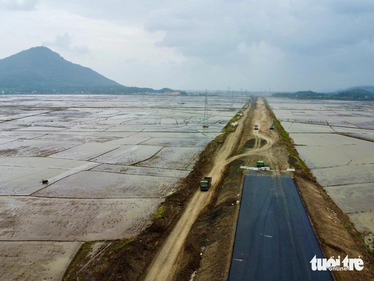 Cao tốc Chí Thạnh - Vân Phong thảm nhựa những đoạn đầu tiên - Ảnh 7.