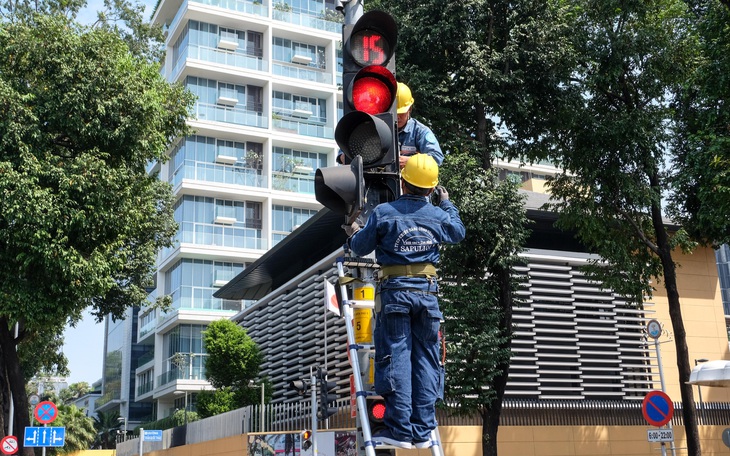 Chờ 10 lượt đèn đỏ chưa ra khỏi ngã ba; 2 biển báo giao thông “lạ lùng” đã được cắm… 10 năm - Ảnh 1.