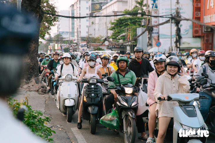 Mỗi lần dừng đèn đỏ - Ảnh 1.