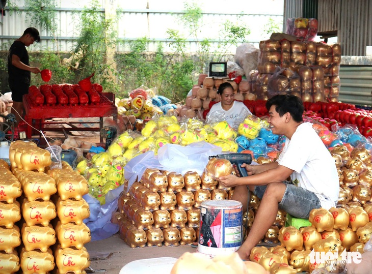 Làng nghề tất bật vào mùa Tết - Ảnh 2.