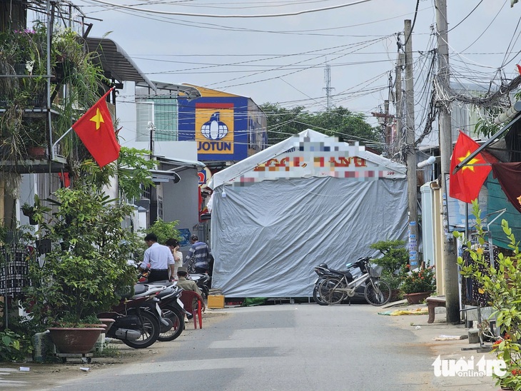 Cuối năm dựng rạp 'nhà có tiệc, vui lòng đi lối khác' bít hết đường đi - Ảnh 1.