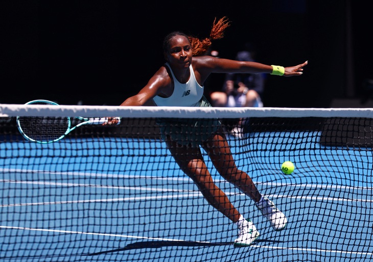 Giải quần vợt Úc mở rộng: Diện trang phục 'siêu anh hùng', Coco Gauff đánh bại Kenin - Ảnh 1.