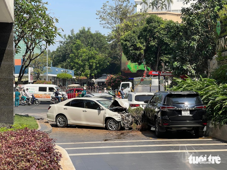 TP.HCM: Ô tô mất lái húc văng nhiều xe máy rồi lao vào khuôn viên chung cư - Ảnh 6.