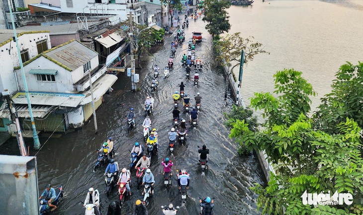 Gió mạnh đẩy nước triều cường, TP.HCM ngập nhiều nơi dịp rằm tháng chạp - Ảnh 2.