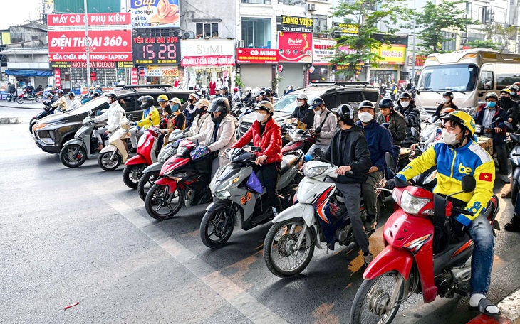 Lập biên bản tài xế ô tô Mercedes lắp đèn ưu tiên sai quy định ở quận 3 - Ảnh 3.