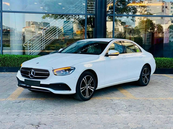 Tin tức giá xe: Mercedes-Benz E-Class giảm giá niêm yết tới gần 260 triệu đồng - Ảnh 1.