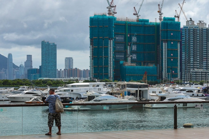 Hong Kong: 10.000 căn hộ mới sẽ đổ bộ vào thị trường đang dư cung - Ảnh 1.