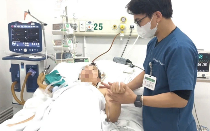 Sốc nhiễm khuẩn nguy kịch sau khi tiêm thuốc ở phòng khám tư - Ảnh 2.