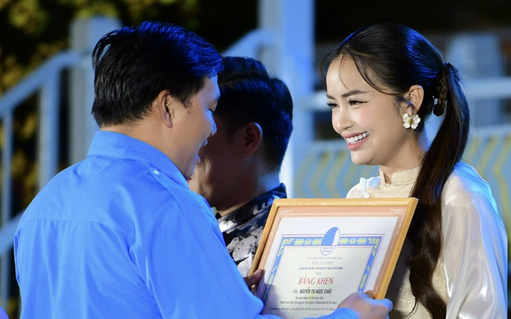 Nghệ sĩ và 'trạm phát' tích cực trong năm - Ảnh 11.