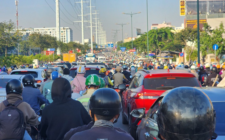 Vì sao khi đèn đỏ, không có đường cắt bên phải vẫn không cho đi thẳng?  - Ảnh 3.