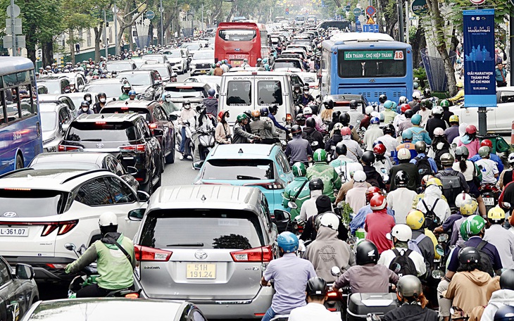 Nhiều người say tông bay dàn chắn, đường sắt có công điện khẩn - Ảnh 2.