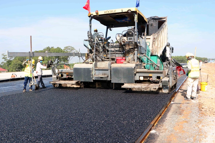 Cao tốc Biên Hòa - Vũng Tàu qua Đồng Nai bắt đầu thảm nhựa - Ảnh 2.