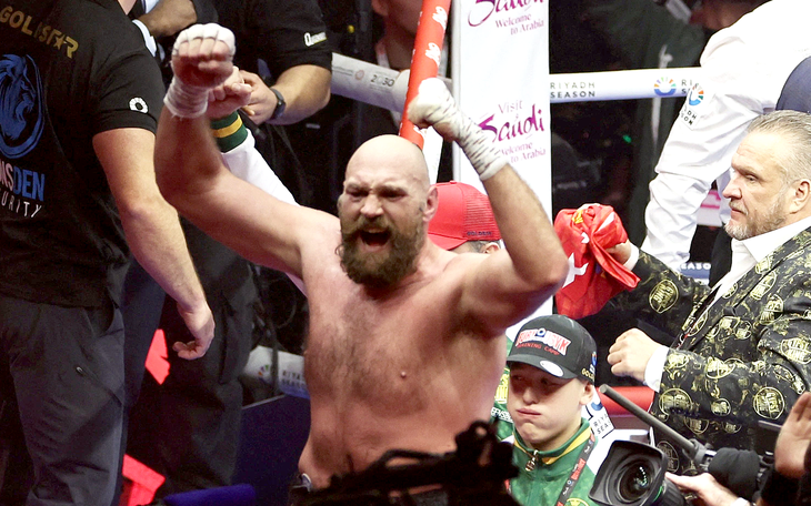 Tyson Fury trở lại ấn tượng sau 16 tháng, thách thức Joshua - Ảnh 3.