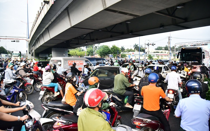 Lòng người mở ra những lối thoát kẹt xe - Ảnh 5.