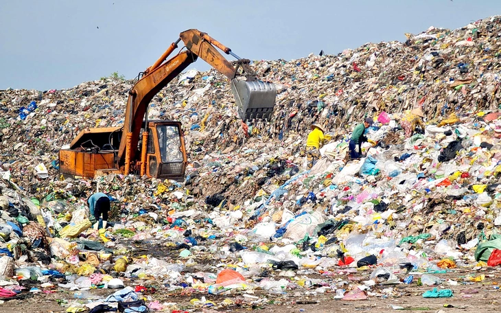 Núi rác cao hơn 30m, doanh nghiệp xử lý rác điêu đứng - Ảnh 6.