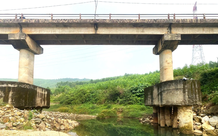 Hai cây cầu 'già' trụ trơ sắt oằn mình gánh giao thông - Ảnh 2.