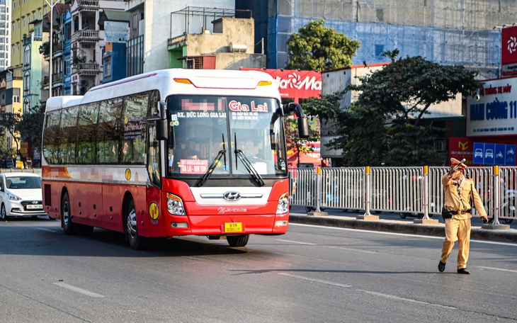 Trốn chốt kiểm tra, tài xế bỏ chạy tông chấn thương cảnh sát ở Hà Nội - Ảnh 2.