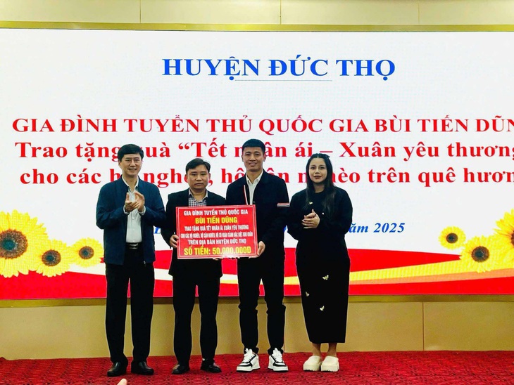 Nhà vô địch ASEAN Cup 2024 trao quà Tết ở quê hương - Ảnh 2.