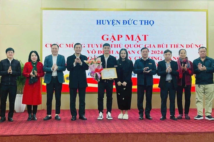 Nhà vô địch ASEAN Cup 2024 trao quà Tết ở quê hương - Ảnh 1.