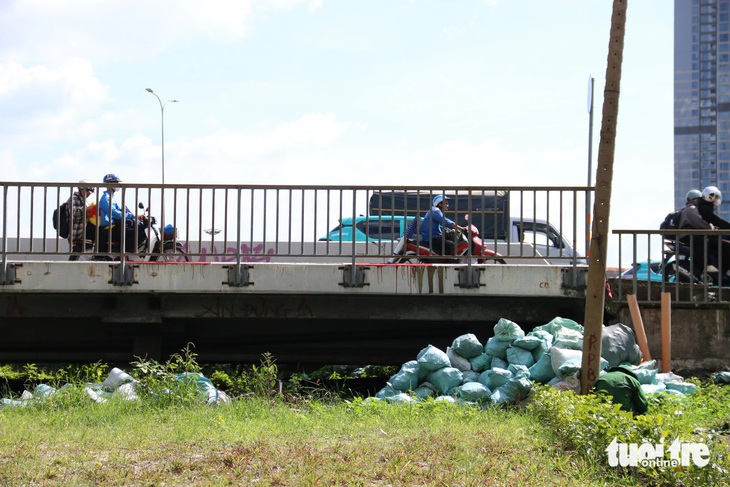 Rác thải sinh hoạt nhếch nhác quanh nhà ga metro Tân Cảng ở Bình Thạnh - Ảnh 2.