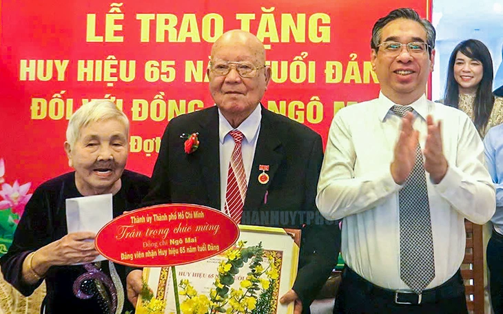 Bí thư Nguyễn Văn Nên trao Huy hiệu 80 năm tuổi Đảng cho cụ Nguyễn Thị Thanh Bình - Ảnh 4.