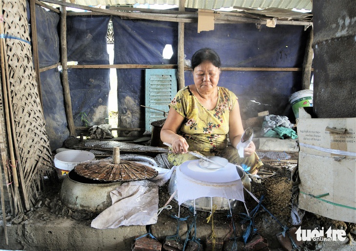 Làng bánh tráng Thạnh Hưng trăm năm có nguy cơ bị xóa sổ? - Ảnh 1.