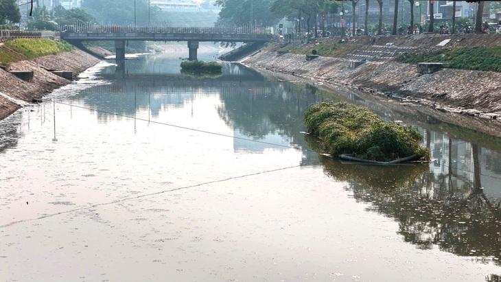 Bơm nước sông Hồng ‘giải cứu’ sông Tô Lịch, vì sao bộ ngành, chuyên gia đều băn khoăn - Ảnh 1.