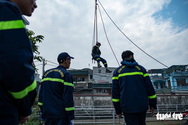 Buổi huấn luyện của cảnh sát chữa cháy và CNCH đặc biệt tinh nhuệ - Ảnh 13.